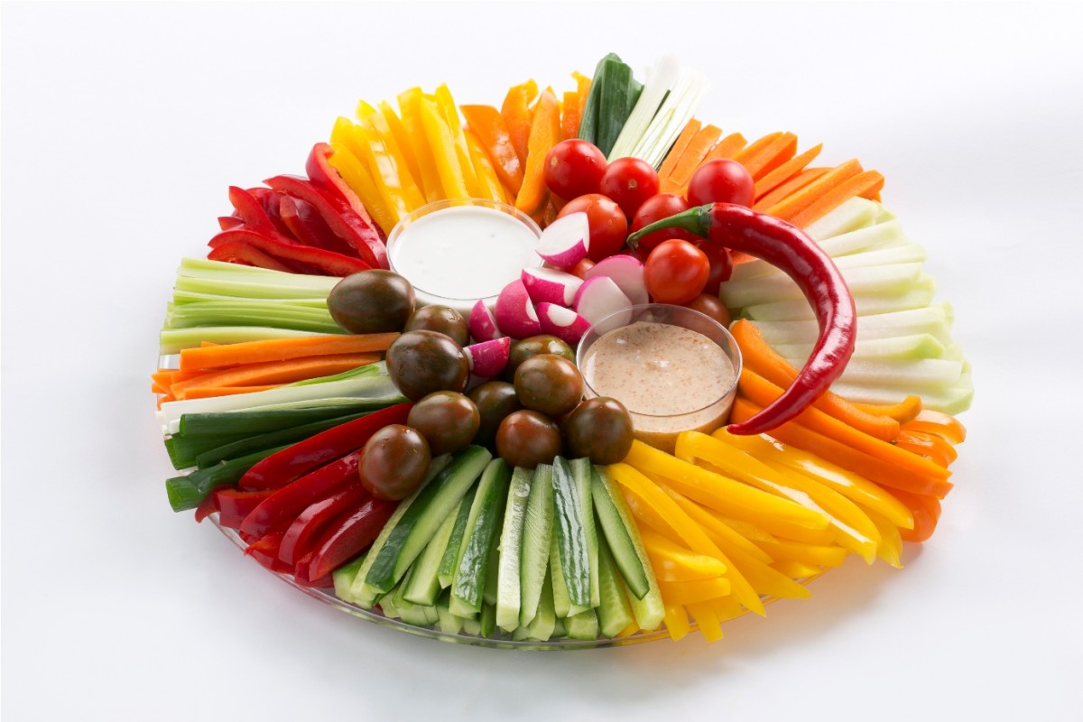 vegtables plate with 2 kind of dips